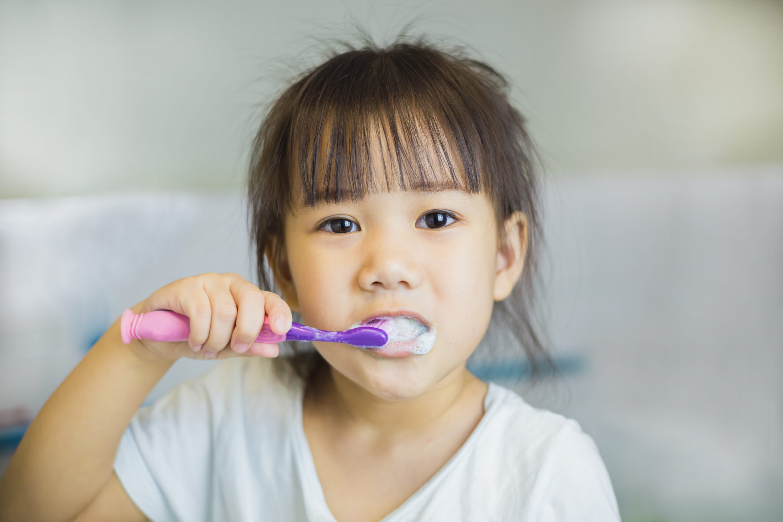 歯科医院で子どもの永久歯を予防ケアするイメージ