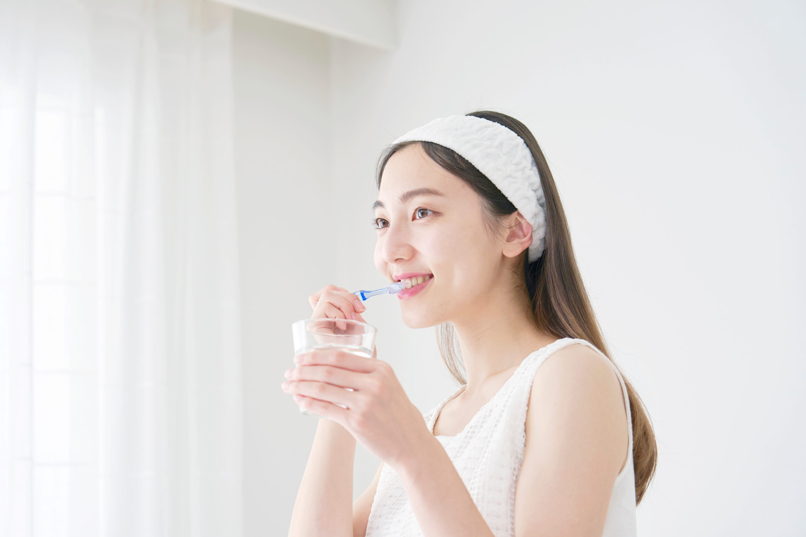 市販のホワイトニング歯磨き粉で歯の黄ばみをケアするイメージ