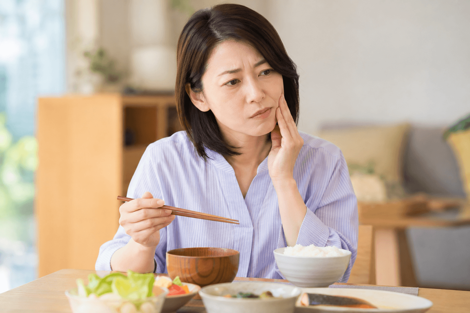 虫歯を放置することで起こりうる抜歯や口臭などのリスクを説明するイメージ