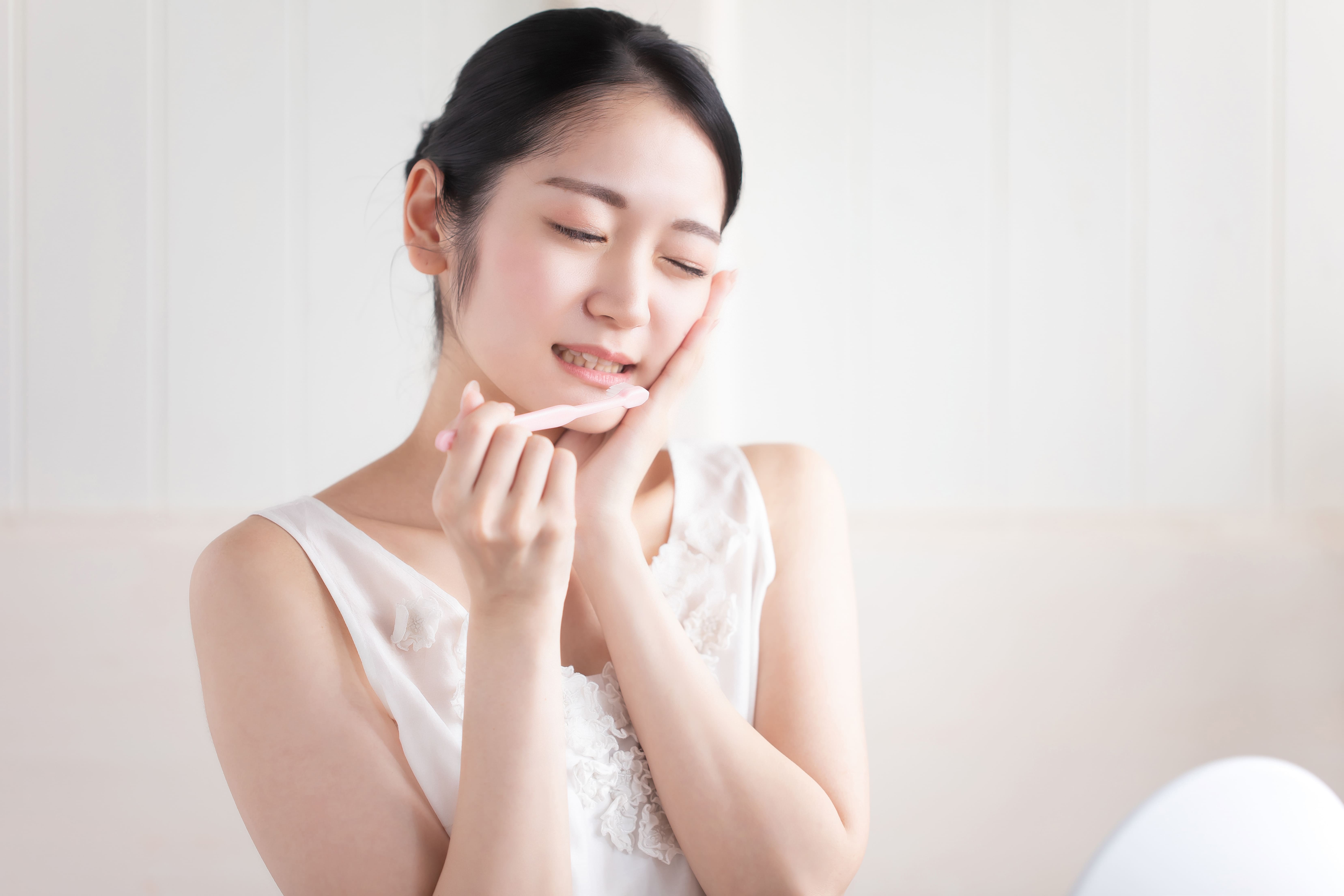 歯周病について説明を受ける患者さま
